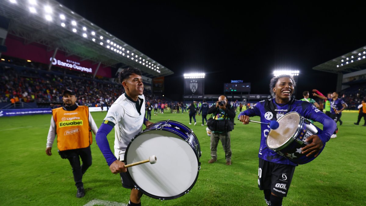Kendry Páez (i) y Joao Ortiz (d) dirigieron los festejos con tambor en mano en la cancha.