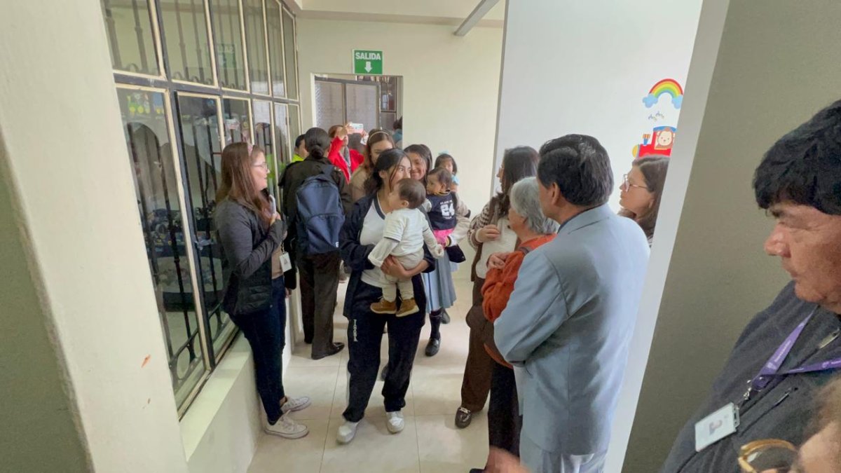 Las madres con sus hijos acuden a clases y en los ratos libres los amamantan.