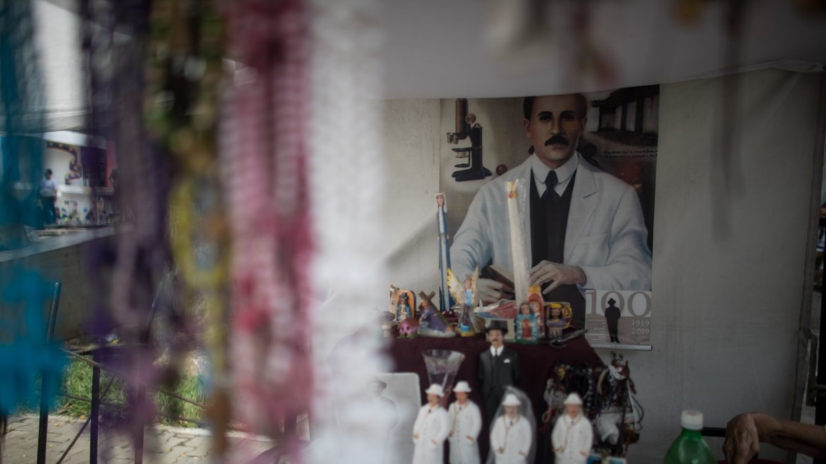Láminas, retratos y figuras religiosas con la imagen del médico José Gregorio Hernández a la venta en las inmediaciones de una iglesia en Caracas (Venezuela).