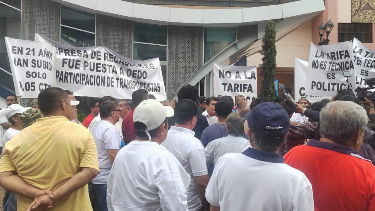 Decenas de transportistas reclamaron a lo largo de la avenida Quito