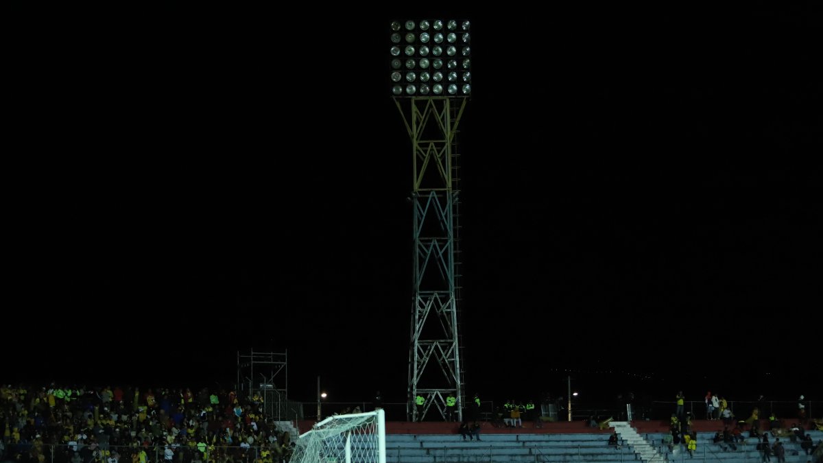 La paralización del partido entre Mushuc Runa y Barcelona causó polémicas al jugarse en horario unificado