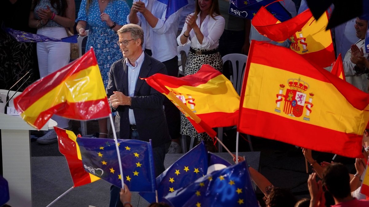 El presidente del Partido Popular, Alberto Núñez Feijóo, protagoniza un acto de campaña electoral este martes en Valladolid antes de los comicios europeos del domingo.