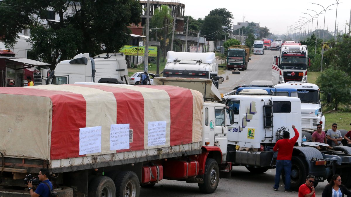 Transportistas bloquean la entrada de la refinería Guillermo Elder Bell este lunes, en Santa Cruz (Bolivia).
