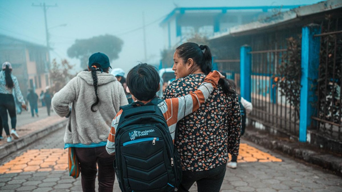 Educación. Funnes entregó 300 maletas con útiles escolares este año.