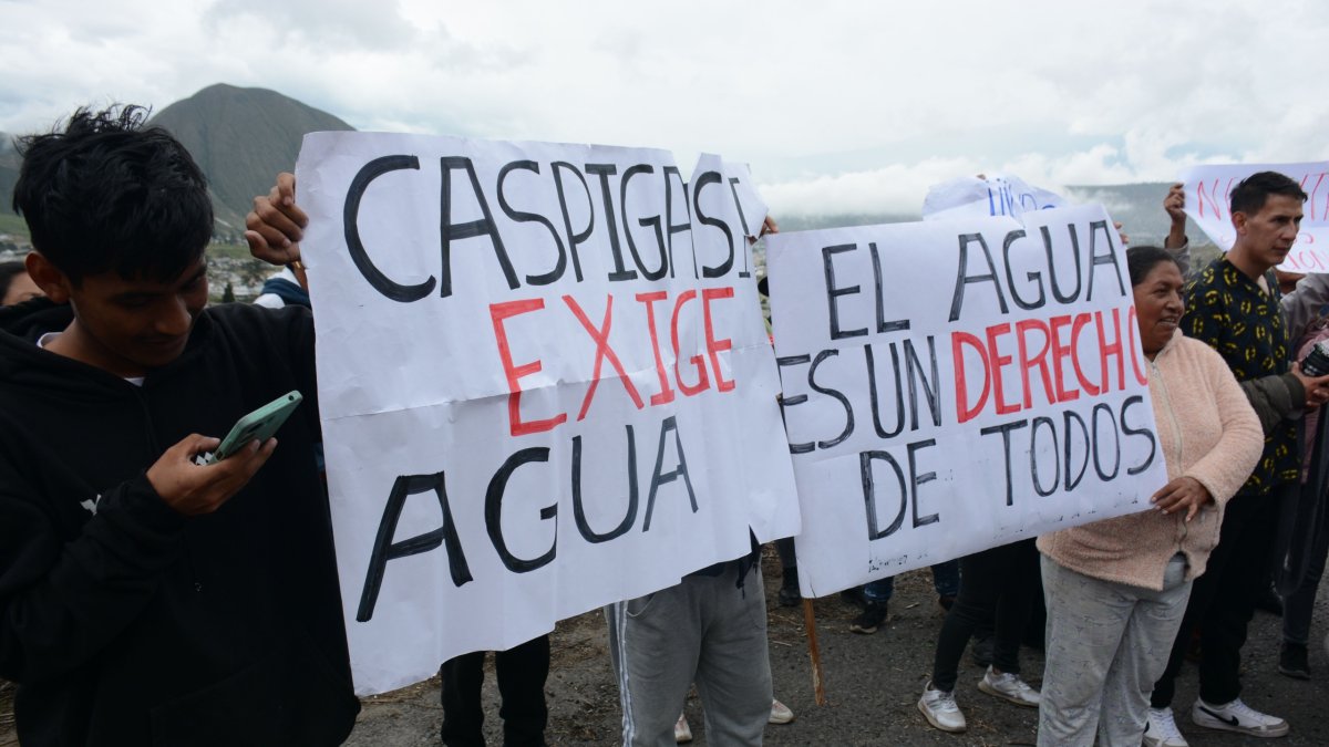 Bloqueo. Los vecinos cerraron el paso desde la madrugada del martes 4 de junio.