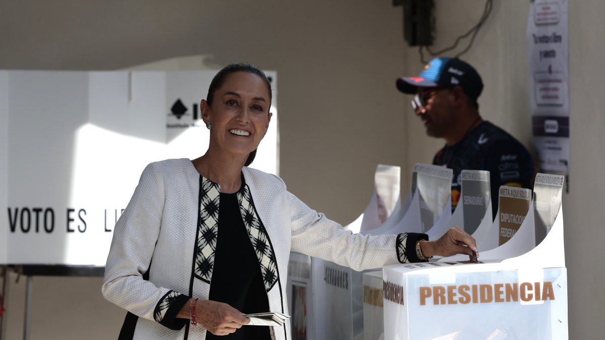 La candidata oficialista a la presidencia de México, Claudia Sheinbaum, vota en las elecciones generales mexicanas, en un colegio electoral en la Ciudad de México (México).