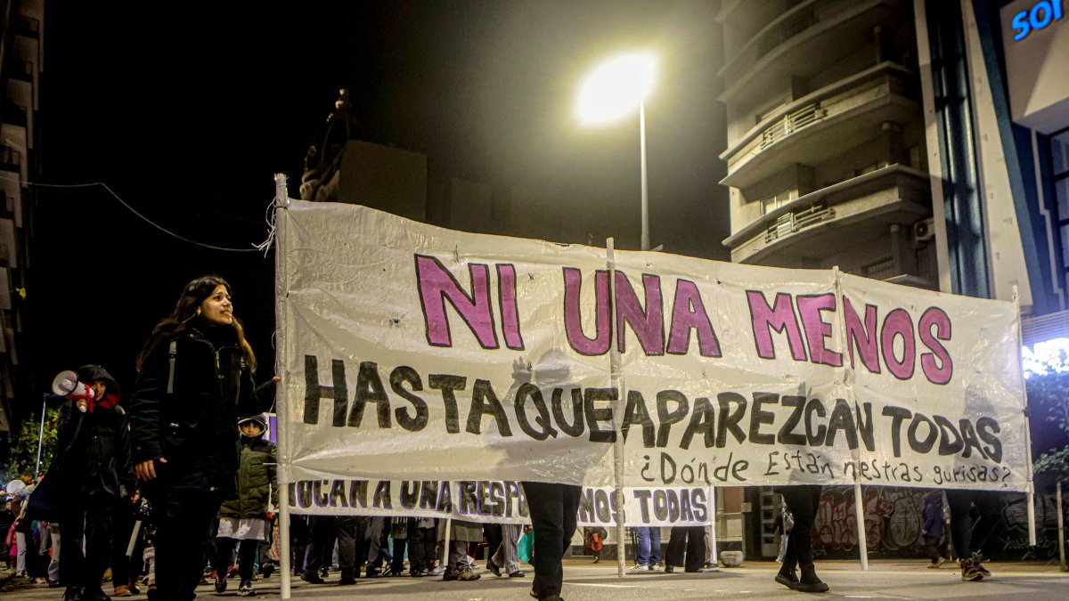 Varias mujeres se manifiestan este lunes durante una marcha en la Avenida 18 de Julio, en Montevideo (Uruguay).