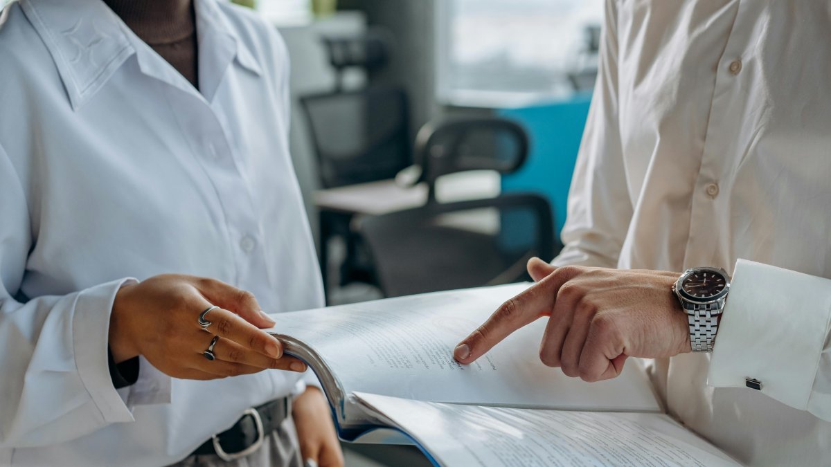 Apostillar un documento permite autenticar la firma de autoridad competente.