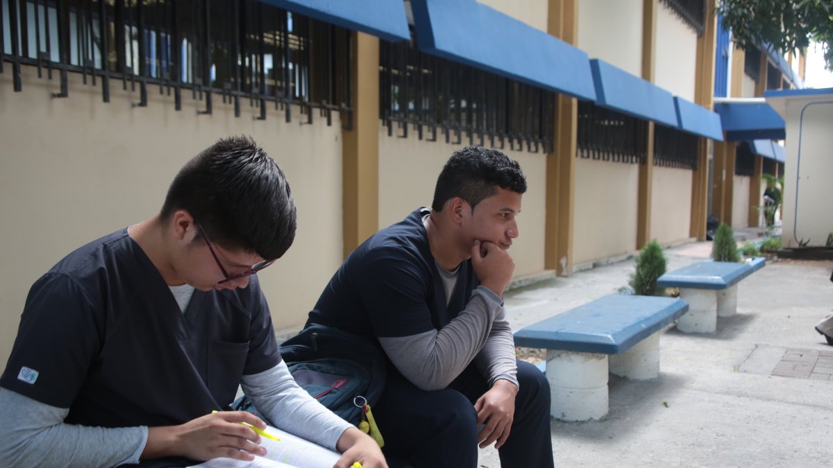Referencial. Estudiantes universitarios durante un receso de su actividad académica.