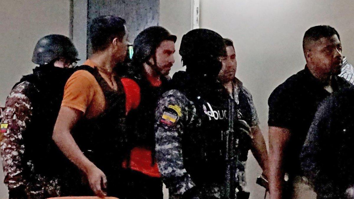 Diligencia. Rodeado de hombres armados, con casco y chaleco antibalas, el procesado Daniel Salcedo acudió a rendir su testimonio anticipado.