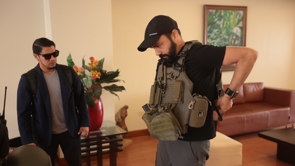 Luis Chonillo, alcalde de Durán, se ha acostumbrado a vivir ocultándose tras un chaleco antibalas para proteger su vida