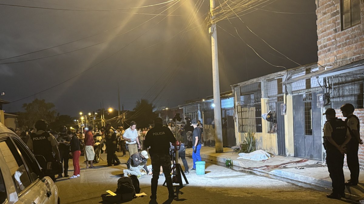 Equipos especializados acuden a la escena del crímen para el levantamiento de los cadáveres.