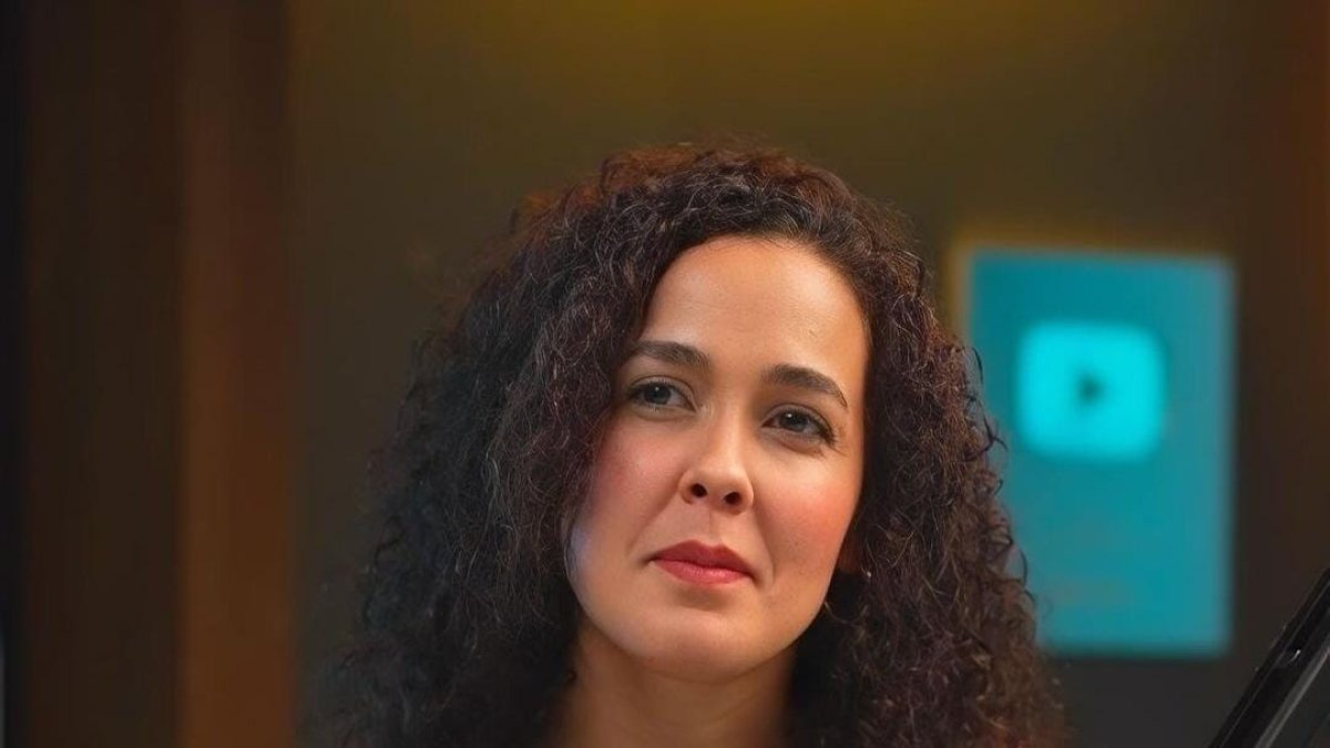 Alondra Santiago causó polémica por realizar una parodia del Himno Nacional.