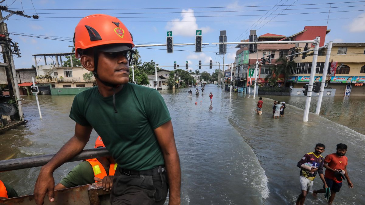 El equipo de rescate del ejército de Sri Lanka camina por una carretera inundada después de fuertes lluvias en el suburbio de Colombo, Sri Lanka, el 4 de junio de 2024.