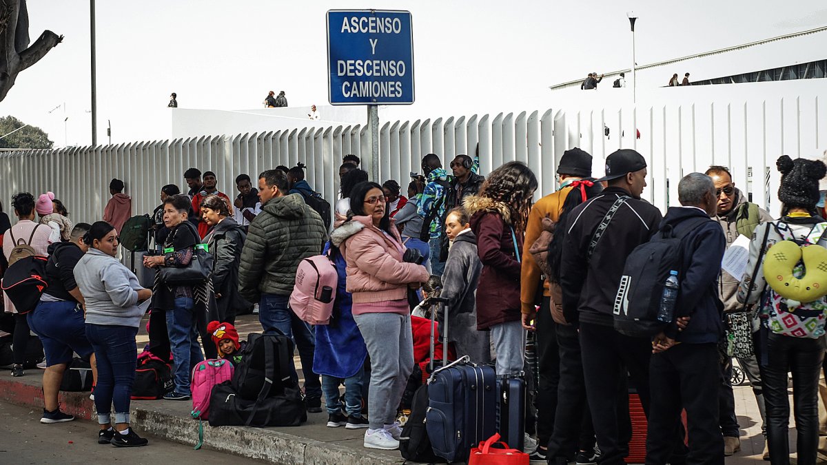 Migrantes esperan sobre una calle, este 5 de junio en la ciudad de Tijuana, Baja California.