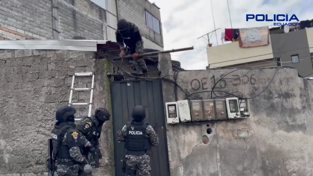 Efectivos policiales durante el allanamiento a una de las viviendas en este caso.