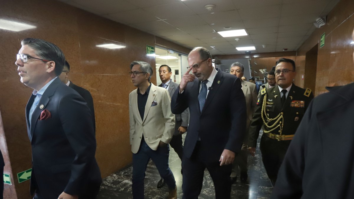 Henry Kronfle improvisó una rueda de prensa para responder al viceministro Esteban Torres.