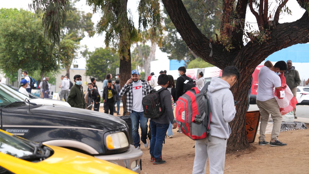 Migrantes esperan su turno para subir a un bus, este 5 de junio en San Ysidro, San Diego (Estados Unidos).