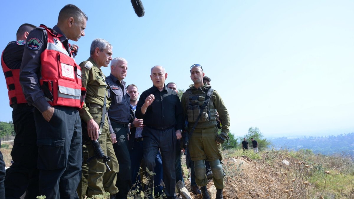 El primer ministro israelí, Benjamín Netanyahu, en una vista a las tropas apostadas en la frontera con Líbano después de varios días de intenso intercambio de fuego con Hizbulá.