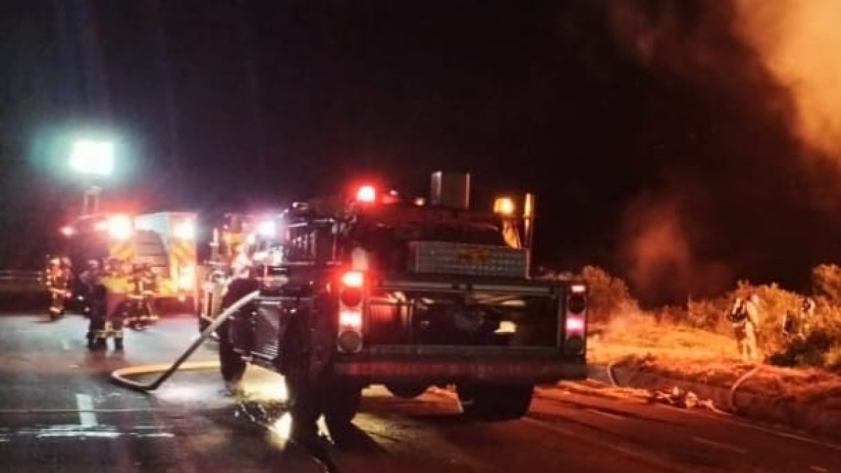 El tanquero salió de la vía y terminó volcado en la profundidad de una quebrada.