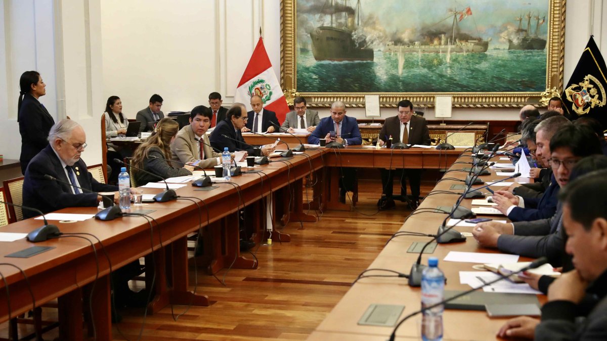Lima. La subcomisión de Acusaciones Constitucionales del Congreso, reunida tras recibir la denuncia formal.