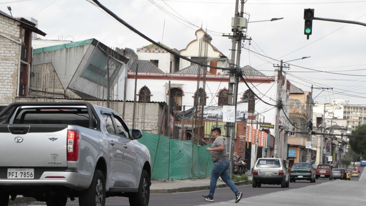 Gran parte de la señalética en la calle Manuel Larrea está desvanecida. Peatones cruzan corriendo la vía y no usan los pasos cebra.