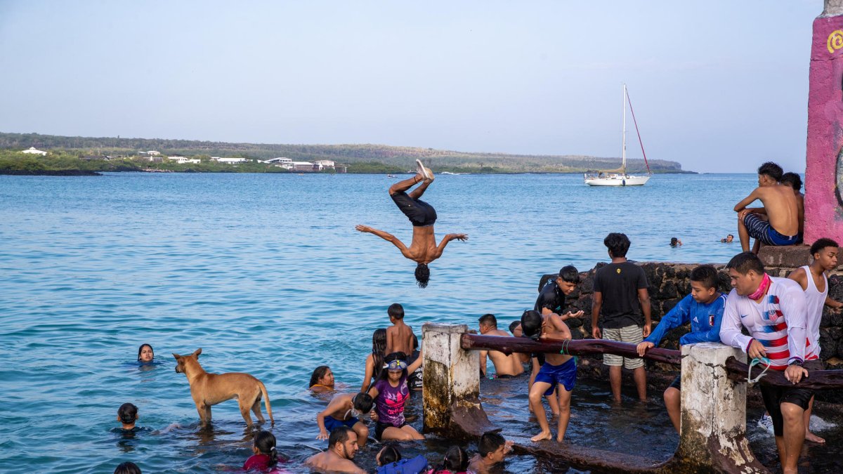Turistas visitan el Parque Nacional Galápagos el 10 de marzo de 2024 en la isla Santa Cruz, Galápagos.