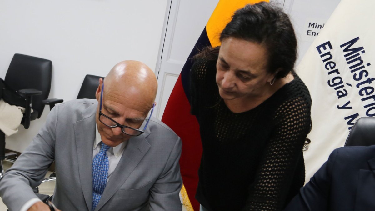 El viceministro de Minas, Diego Ocampo, suscribió junto a SolGold el contrato de explotación minera en Imbabura.