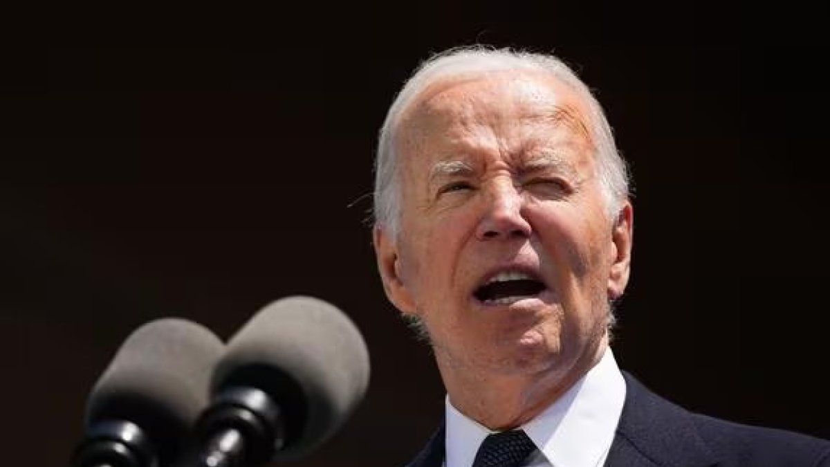 El presidente estadounidense Joe Biden pronuncia un discurso durante la ceremonia que conmemora el 80º aniversario del desembarco aliado del Día D.