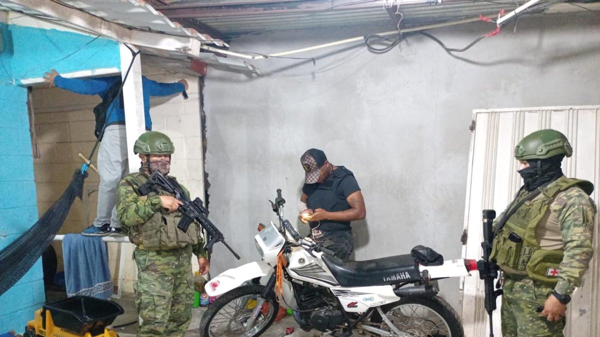 Militares y policías ejecutaron operativos en Manta, la madrugada de este 6 de junio.