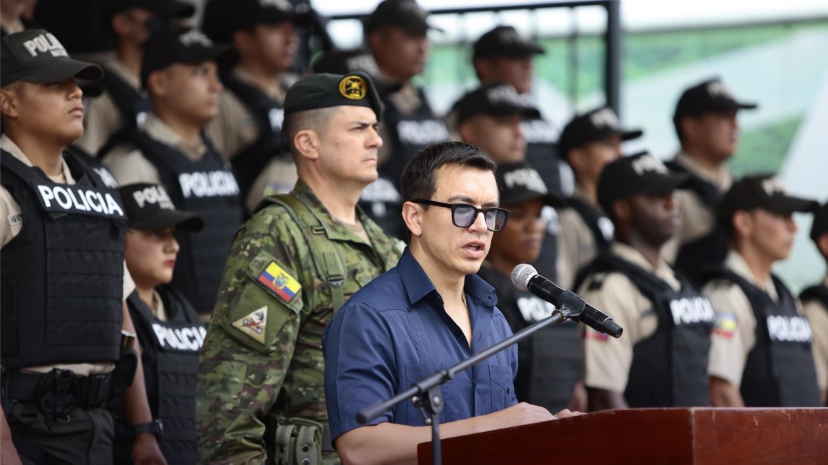 El presidente Daniel Noboa hizo la entrega de 10.500 chalecos a la Policía Nacional en Guayaquil.