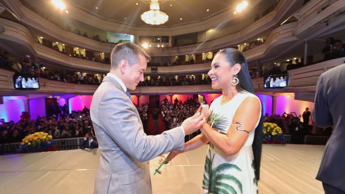 Daniel Noboa y Diana Atamain en la entrega de credenciales como presidente de la República.
