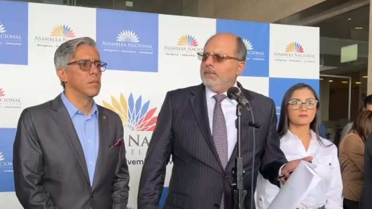 El presidente Kronfle junto a los jefes de bancada de Construye y de la Revolución Ciudadana.