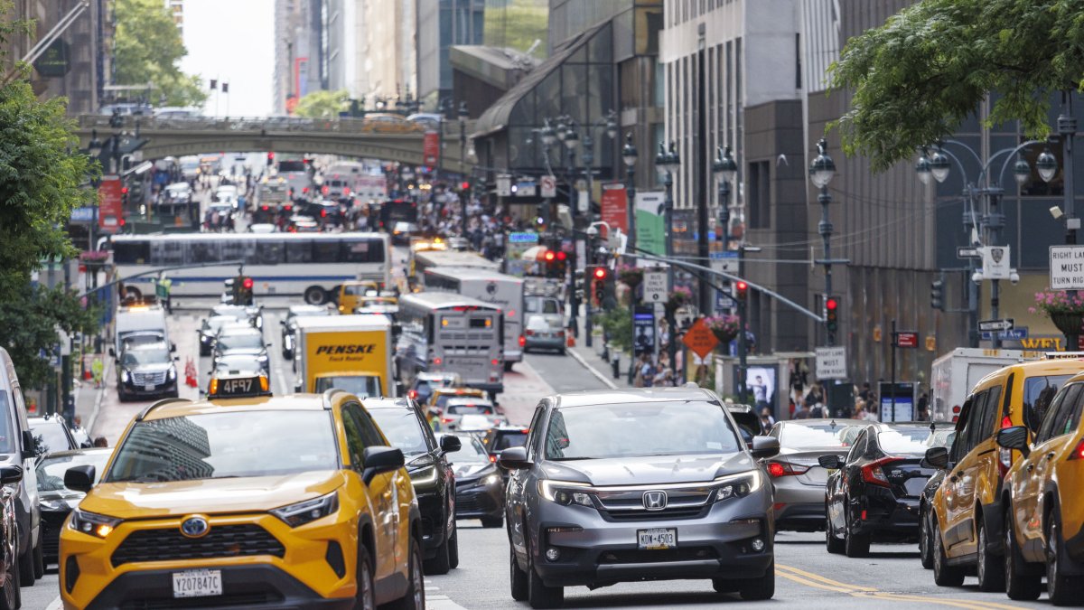 Vehículos, autobuses y peatones transitan por el tráfico en la 2nd Avenue en Nueva York (EE.UU.), este 5 de junio de 2024.