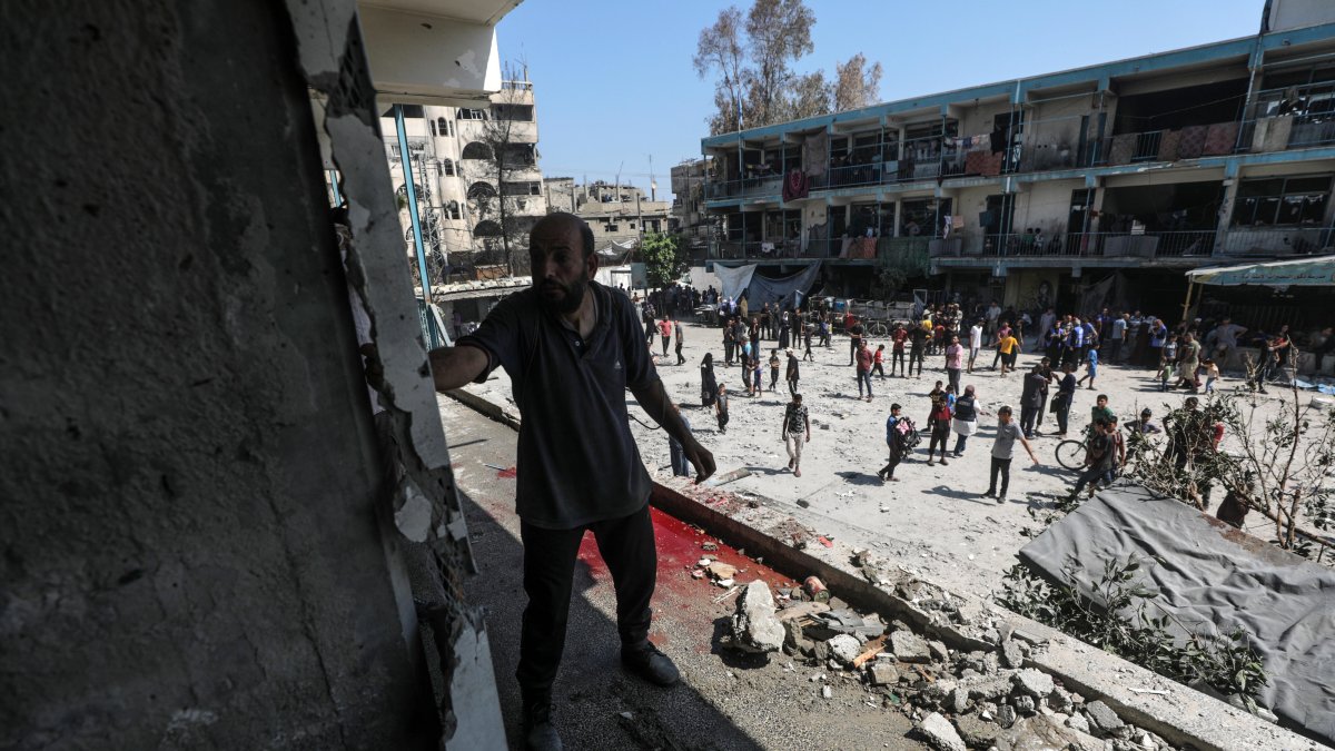 Gaza. Varios palestinos recorren la escuela que fue destruida tras un ataque aéreo israelí.