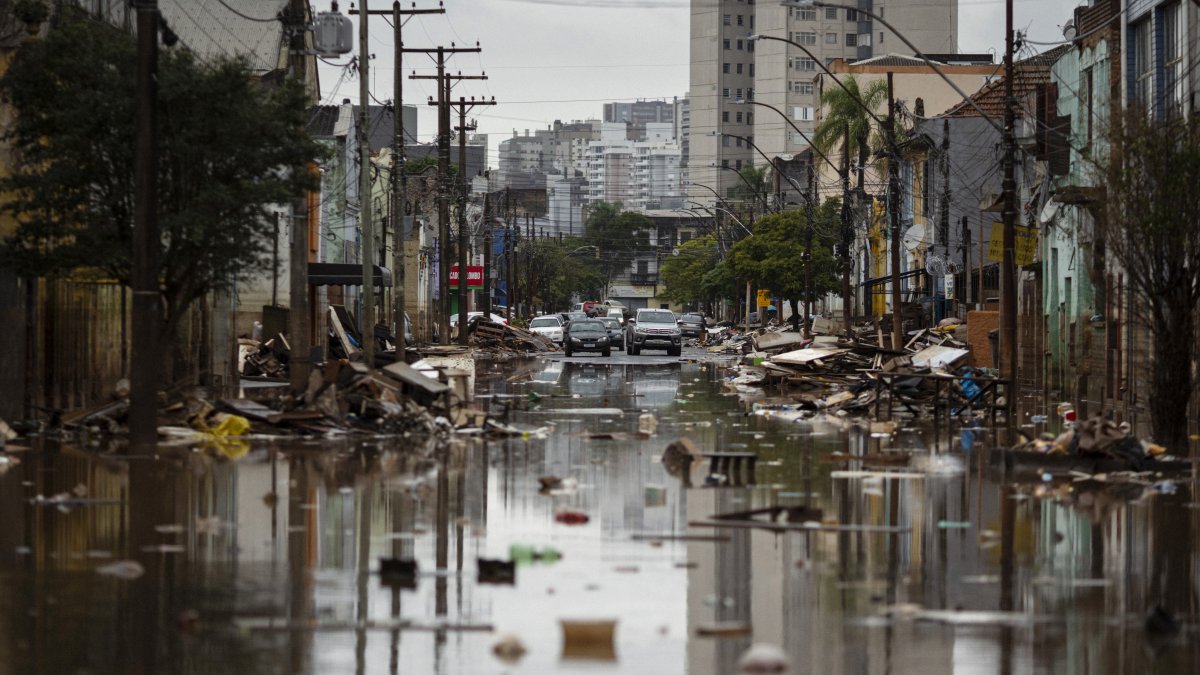 Una calle afectada por las inundaciones, este lunes 3 de junio de 2023 en Porto Alegre, Rio Grande do Sul (Brasil).