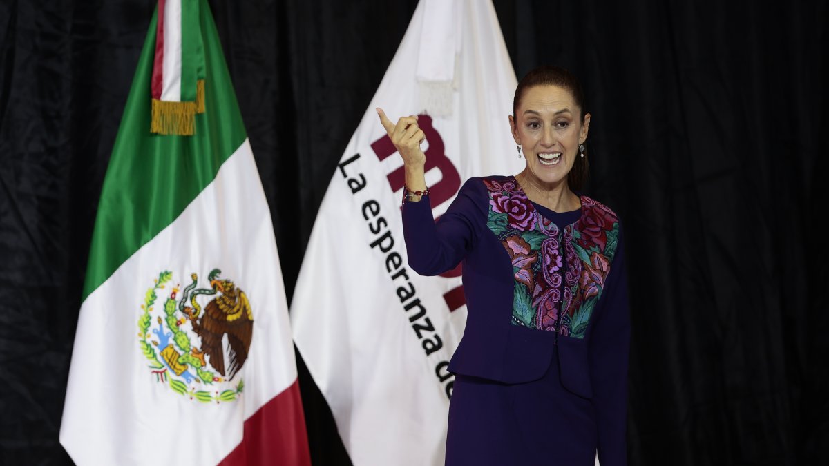La candidata Claudia Sheinbaum, habla durante una conferencia de prensa en la Ciudad de México.