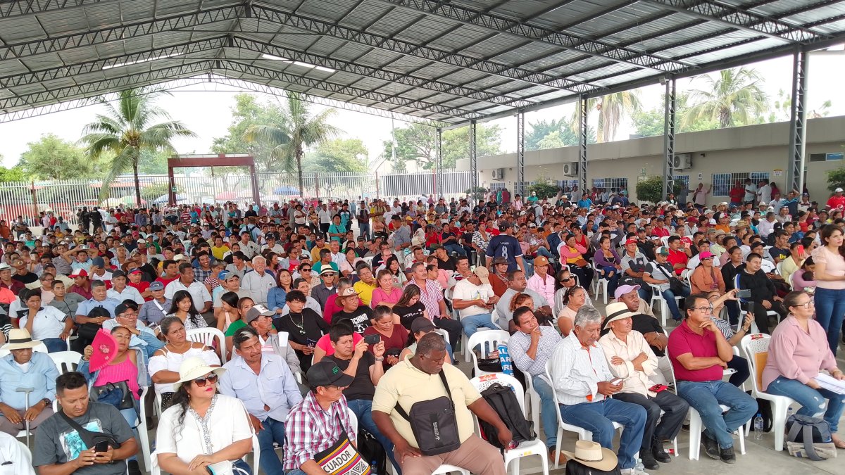 Decenas de agricultores se dieron cita en la La explanada del Sindicato de Choferes de la Capital Arrocera del Ecuador.