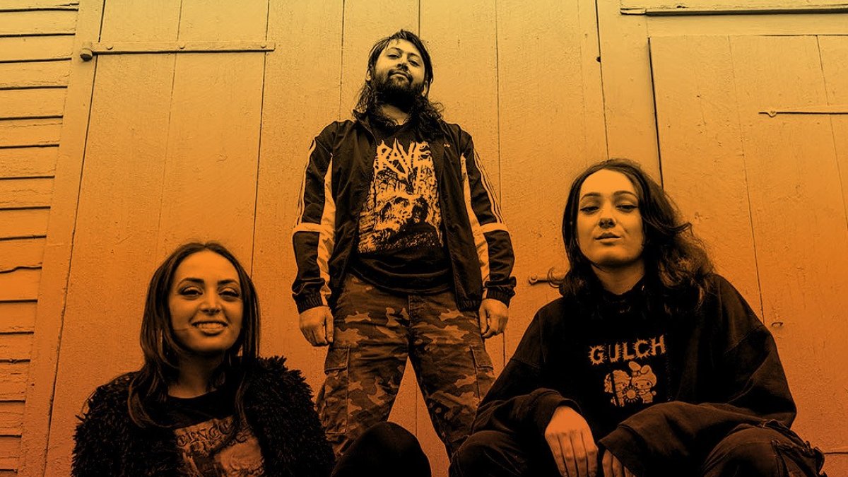 De izquierda a derecha, Katerina Economou (voz), Jesse Adan Fuentes (batería) y Kris Morash (guitarra), el núcleo duro de Escuela Grind.