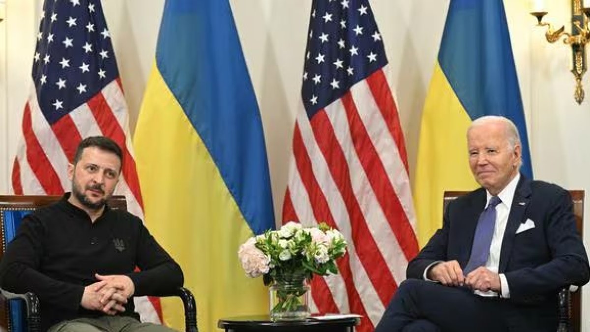 El presidente estadounidense Joe Biden (derecha) y el presidente de Ucrania, Volodymyr Zelensky (izq.), celebran una reunión bilateral en el Hotel Intercontinental de París.