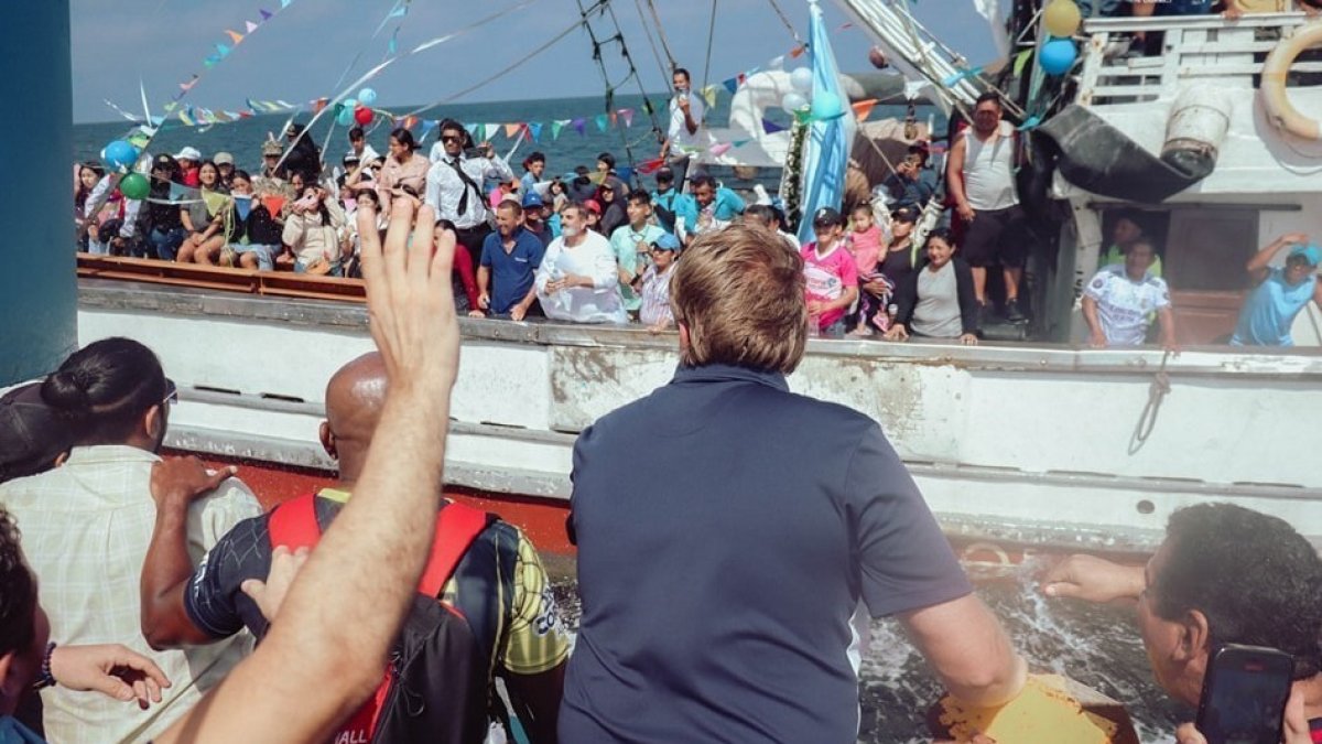 El rito se cumple con una procesión náutica y culmina con la misa campal al pie de la playa.