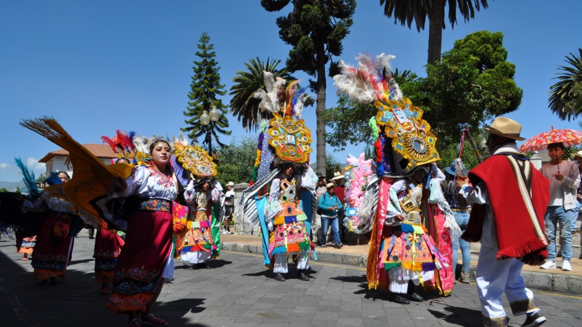El danzante autóctono recorre las calles de Pujilí y el publñico disfruta de la fiesta.