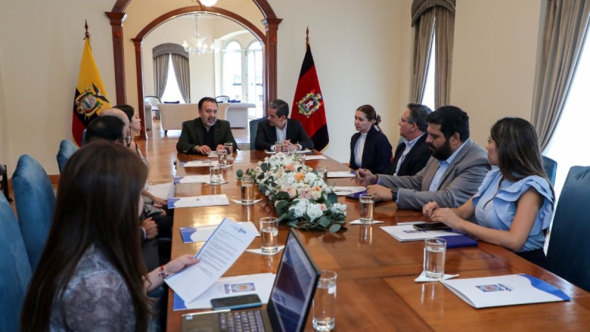 A la firma de la carta de inversión asistieron autoridades del municipio de la empresa hotelera.