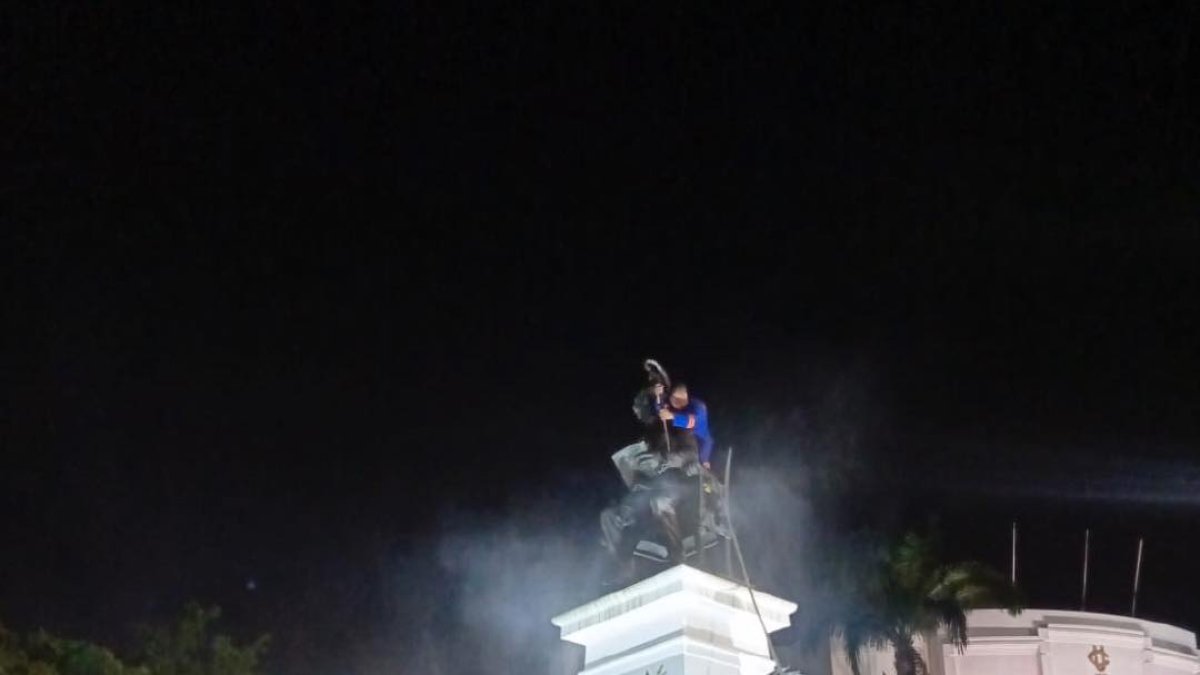 Trabajadores de la Fundación durante un trabajo de hidrolavado en el monumento a Olmedo.