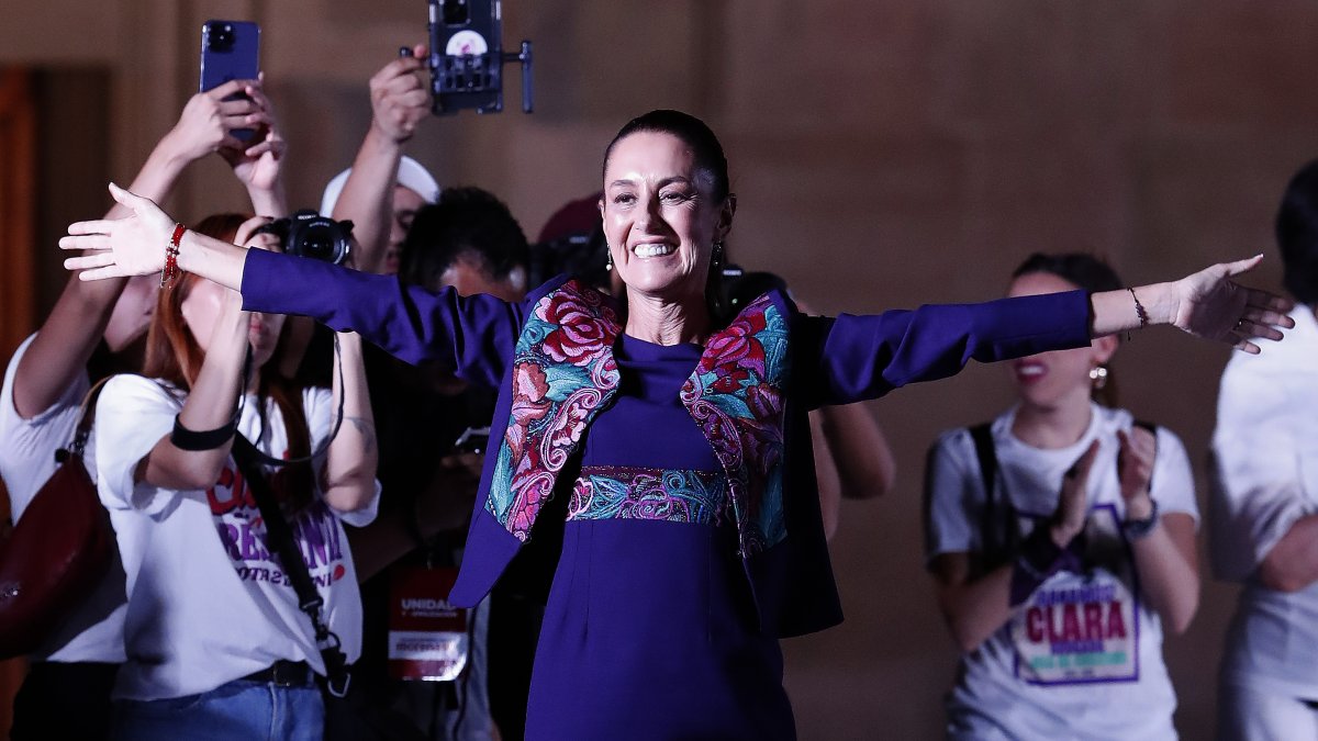 La oficialista Claudia Sheinbaum, ganadora de la elección presidencial, saluda a simpatizantes el 3 de junio de 2023.