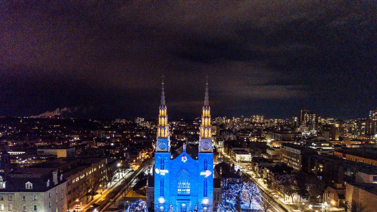 La Embajada de España en Canadá donde aparece la Catedral basílica de Nuestra Señora iluminada con los colores del Xacobeo en Ottawa (Canadá) . 