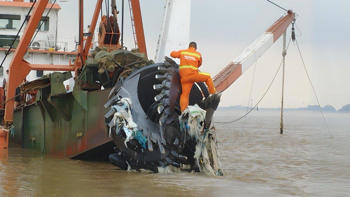La maquinaria que extrae el sedimento se detiene cada que el cortador se llena de basura.