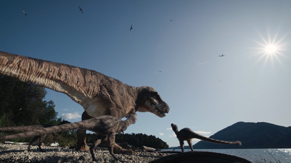 - Fotografía de una madre Tiranousario Rex y sus crías junto a un lago, especies que protagonizan el documental 'T.Rex'.