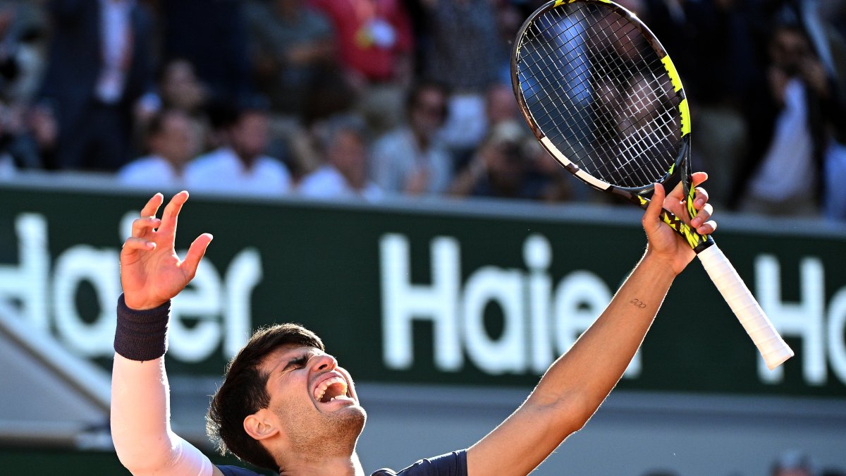 Alcaraz celebra eufórico tras clasificarse a la fina luego de vencer a Jannik Sinner.