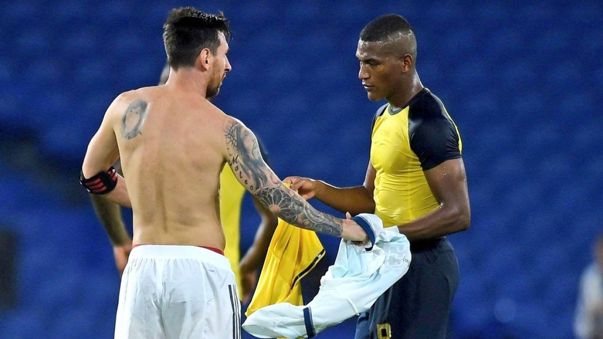 Lionel Messi y Carlos Gruezo intercambiando camisetas en un partido anterior.
